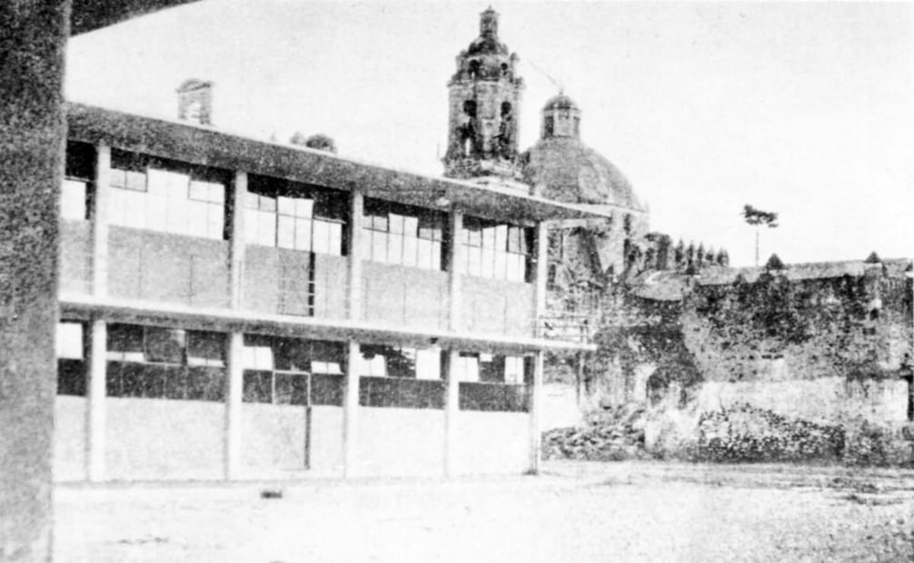 Escuela primaria construida por la SEP en 1932, en el predio que había pertenecido al atrio de una iglesia en Xochimilco. Su costo fue de 47 mil 810 pesos de la época y contaba con diez salones, sanitarios, almacén y departamento médico. Colección Villasana.