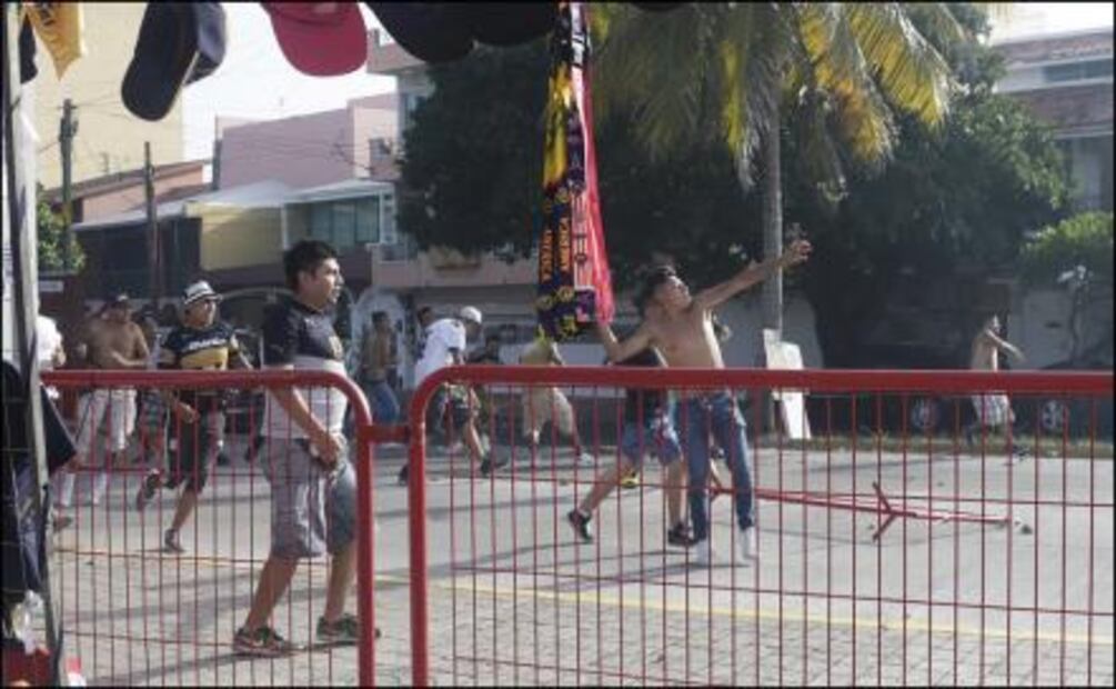 Riña entre seguidores de Veracruz y Pumas deja 15 heridos y 10 detenidos