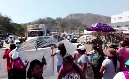 Bloquean la México-Acapulco por construcción de escuela