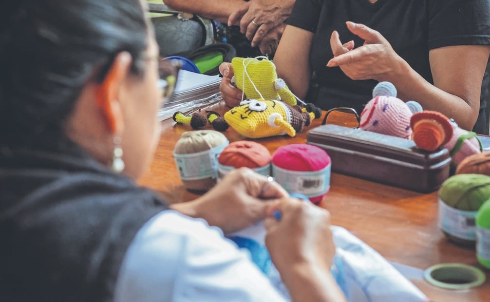 Las asistentes al taller de Blanca tienen la meta de elaborar personajes como Bob Esponja, Diego Rivera o Frida Kahlo en tres meses. Foto: Luis Camacho/ EL UNIVERSAL