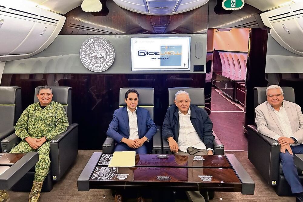 A bordo del avión, Jorge Mendoza, director de Banobras, y el presidente Andrés Manuel López Obrador (ambos al centro) grabaron un video para anunciar la venta.