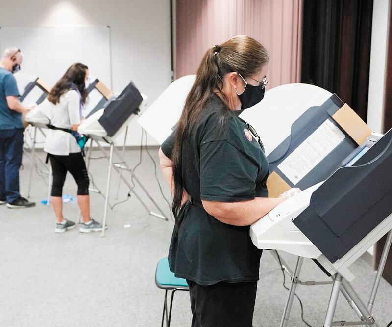 Ciudadanos participan en el proceso electoral en Salt Lake City, Utah, estado donde ayer inició la votación anticipada. En los próximos comicios se elegirá al nuevo presidente de Estados Unidos, así como al gobernador de Utah, entre otros puestos estatale