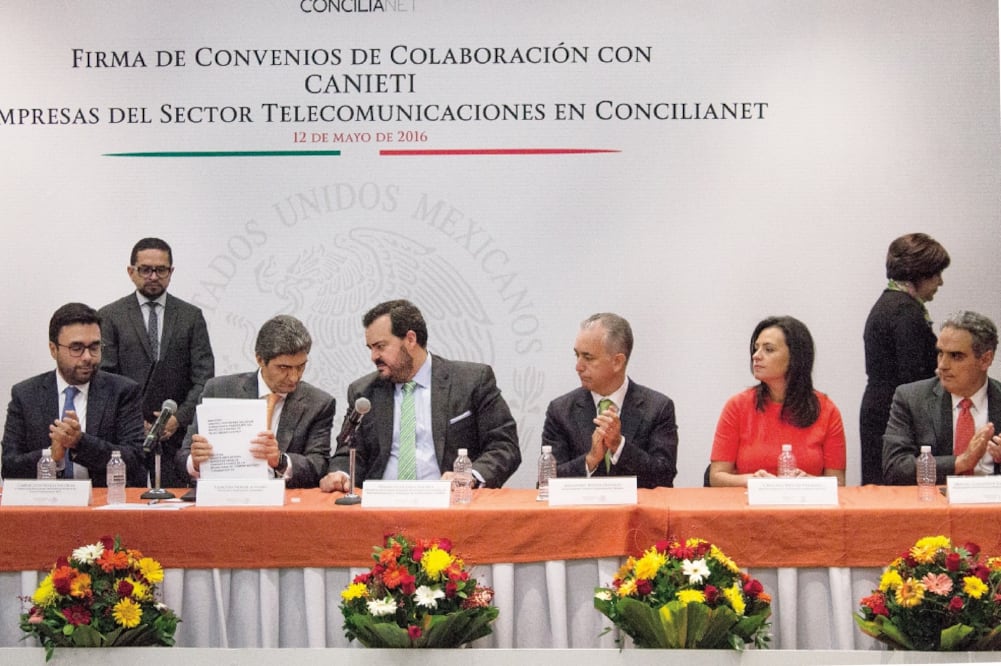 procurador del Consumidor, Ernesto Nemer Álvarez, durante la firma de convenios en colaboración con la Canieti y algunos directivos de empresas como Miguel Calderón Lelo, Cristina Ruiz de Velasco y Alejandro Bustos, entre otros  (JENNIFER NAVA)