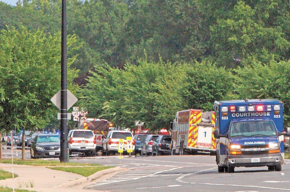 Un vehículo de emergencia se retira de la intersección de Princess Anne Road y Nimmo Parkway, cerca de donde ocurrió un tiroteo en el centro municipal de Virginia Beach, a unas cuatro horas al sur de Washington. Foto: KAITLIN MCKEOWN. AP