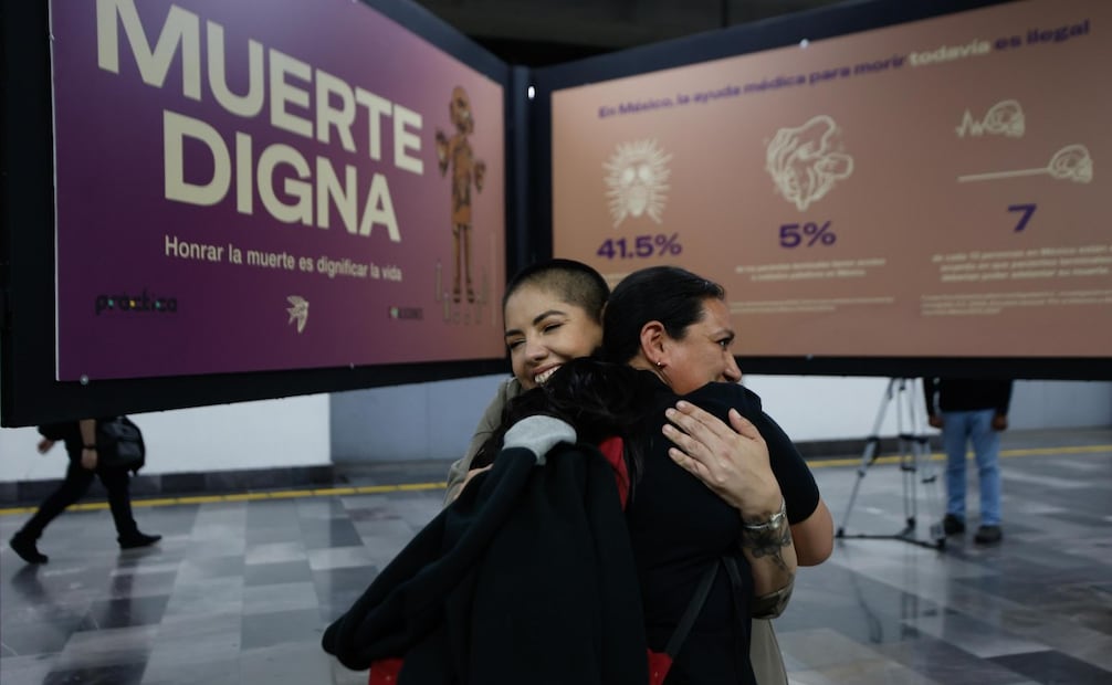 Exposición “Muerte Digna ¡Ya!” de Samara Martínez en estación Ermita del Metro (23/03/2026). Foto: Diego Simón / EL UNIVERSAL