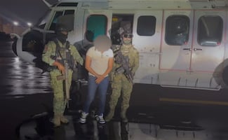 Trasladan a "La Quiringua", líder de Los Reyes a la CDMX; Defensa lo señala de ataques con drones a militares