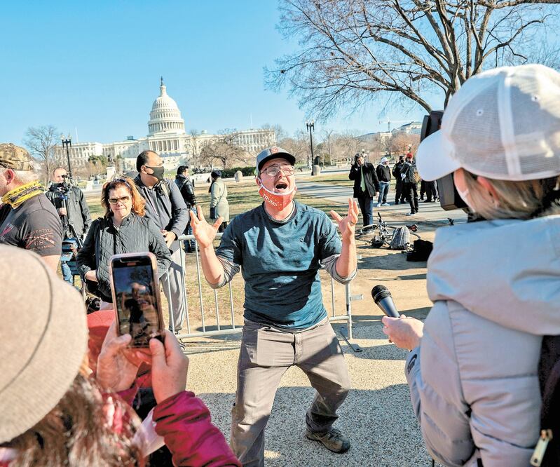Un seguidor pro Trump, ayer cerca del Capitolio, en Washington. Luego de que manifestantes a favor del mandatario asaltaran el recinto, el miércoles, Facebook bloqueó de forma indefinida la cuenta del gobernante saliente. Foto: JOHN MOORE. AFP