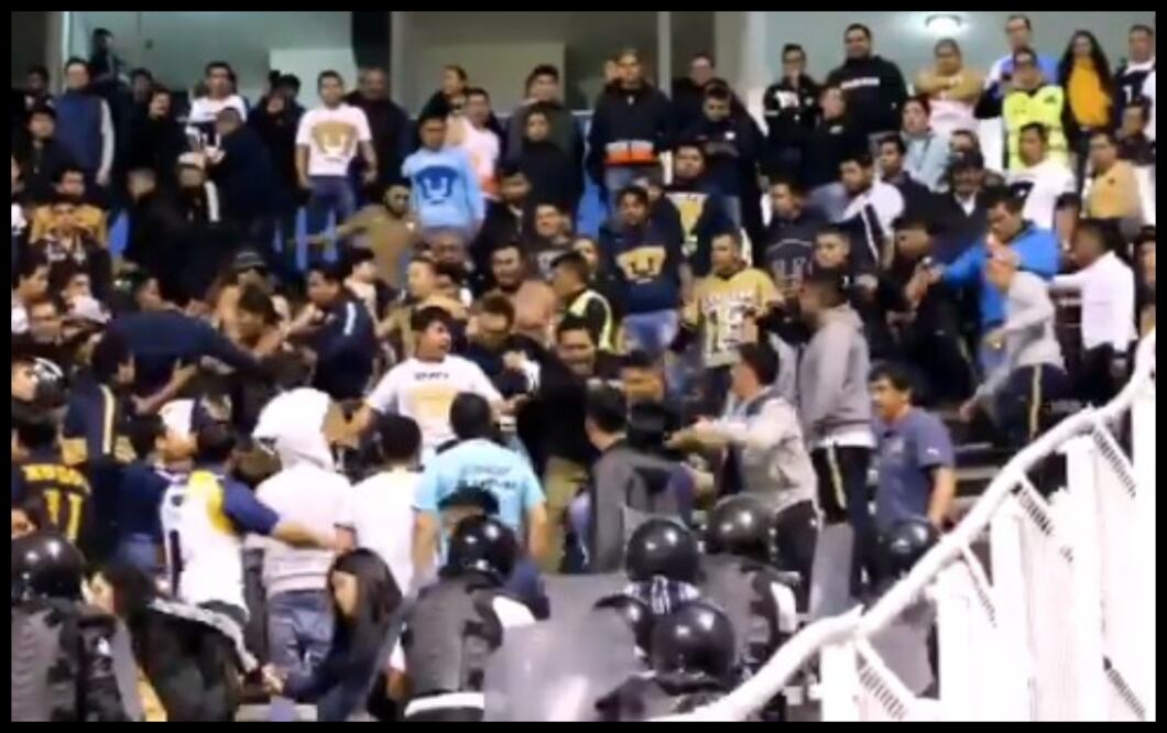 La violencia en el futbol mexicano se hace presente, ahora en el Puebla-Pumas ( ).
