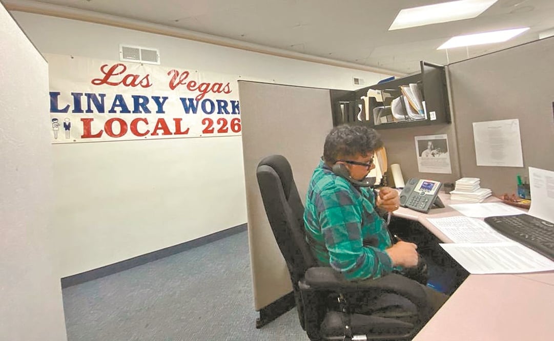 Christian, un voluntario que busca atraer el voto latino, afirma que hay que derrotar al presidente que “humilla y trata mal” a los hispanos. Fotos: VÍCTOR SANCHO. EL UNIVERSAL