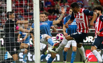 Chivas rescata el empate en el último suspiro del partido ante Cruz Azul 