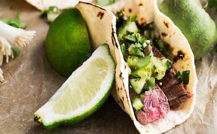 Prepara un pico de gallo diferente con ingredientes verdes