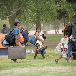 Disparar a migrantes, propuso Trump: NYT