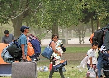 Disparar a migrantes, propuso Trump: NYT