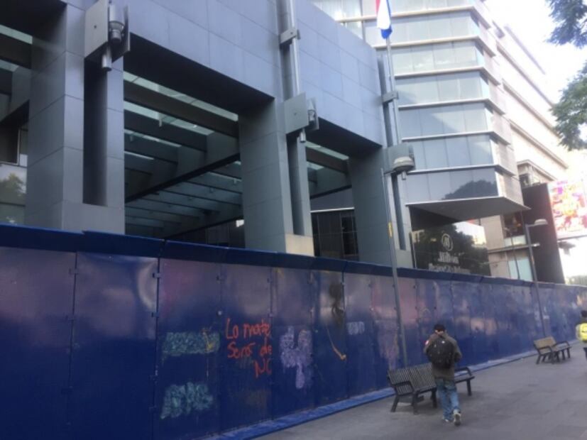 "Tapizan" negocios, estaciones de Metrobús y estatuas por marcha feminista