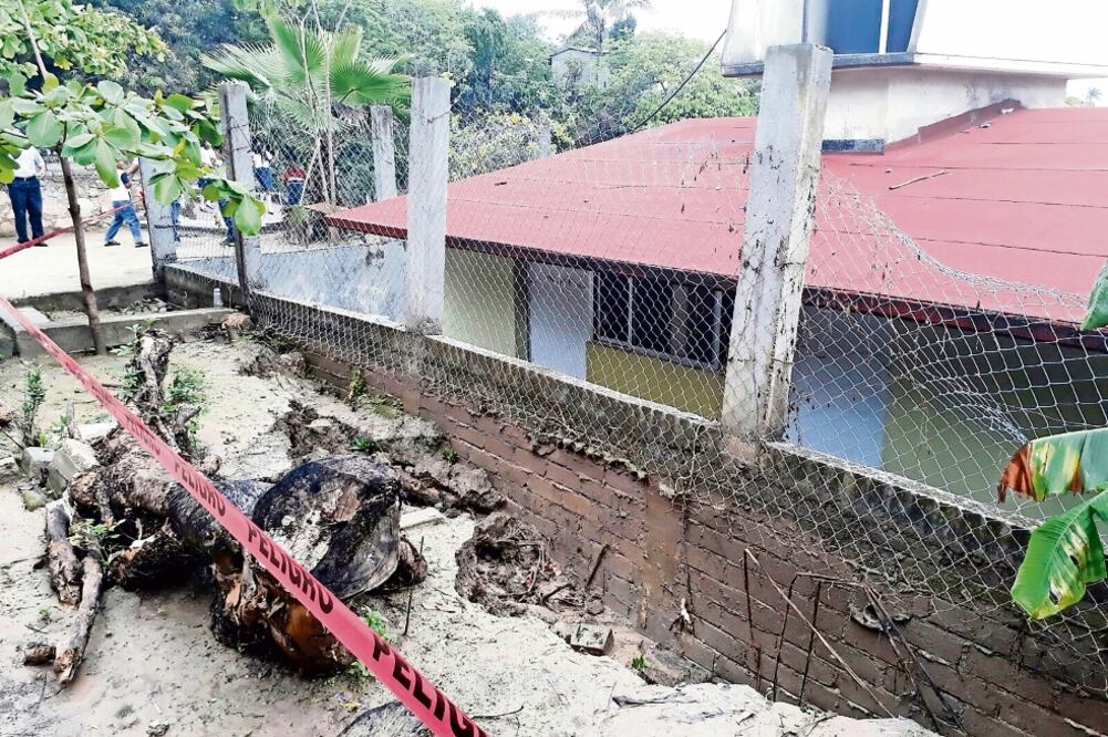 Destrozos. Grietas en paredes de salones y áreas perimetrales, entre los estragos que dejaron los aguaceros. (ESPECIAL)