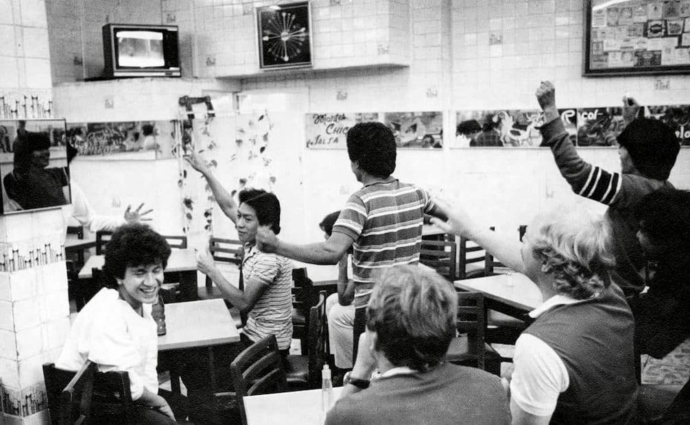 Aficionados en una cantina viendo el México vs. Alemania Federal, 21 de junio de 1986. A consideración del periodista italiano, Lino Cascioli (corresponsal en los mundiales de 1970 y 1986), la primera Copa jugada en nuestro país era "una fiesta del pueblo" y la segunda resultó "una fiesta de la televisión". Foto: Archivo EL UNIVERSAL.