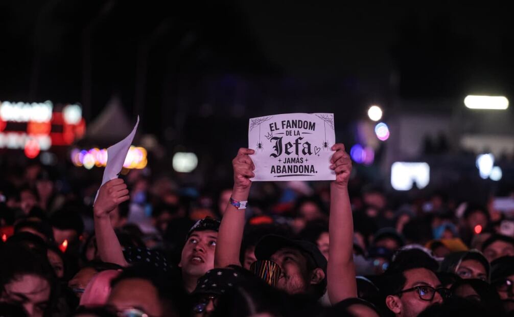 Presentación de la artista argentina Cazzu en el escenario principal del festival Tecate Emblema en el Autódromo Hermanos Rodríguez. Foto: Gabriel Pano/ EL UNIVERSAL