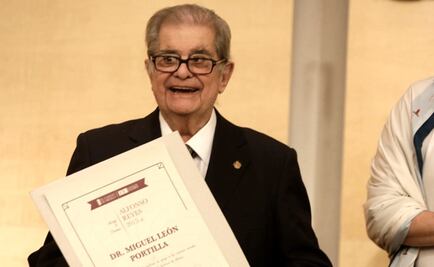 Miguel León-Portilla recibe el premio Alfonso Reyes