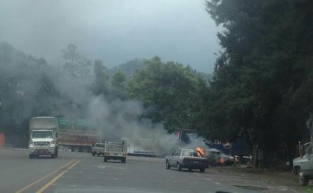 En protesta, incendian tres vehículos en Capácuaro, Michoacán