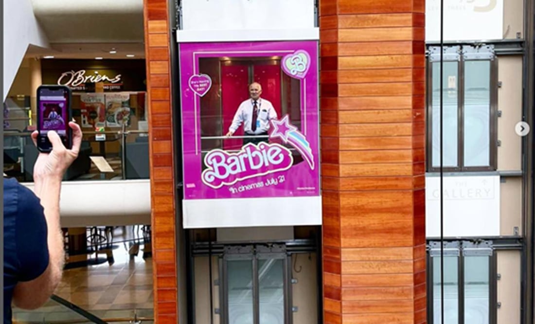 Un centro comercial de Irlanda se ha viralizado en redes sociales por sus particulares elevadores de Barbie. / Foto: Tomada de Instagram @dundrumtc.
.