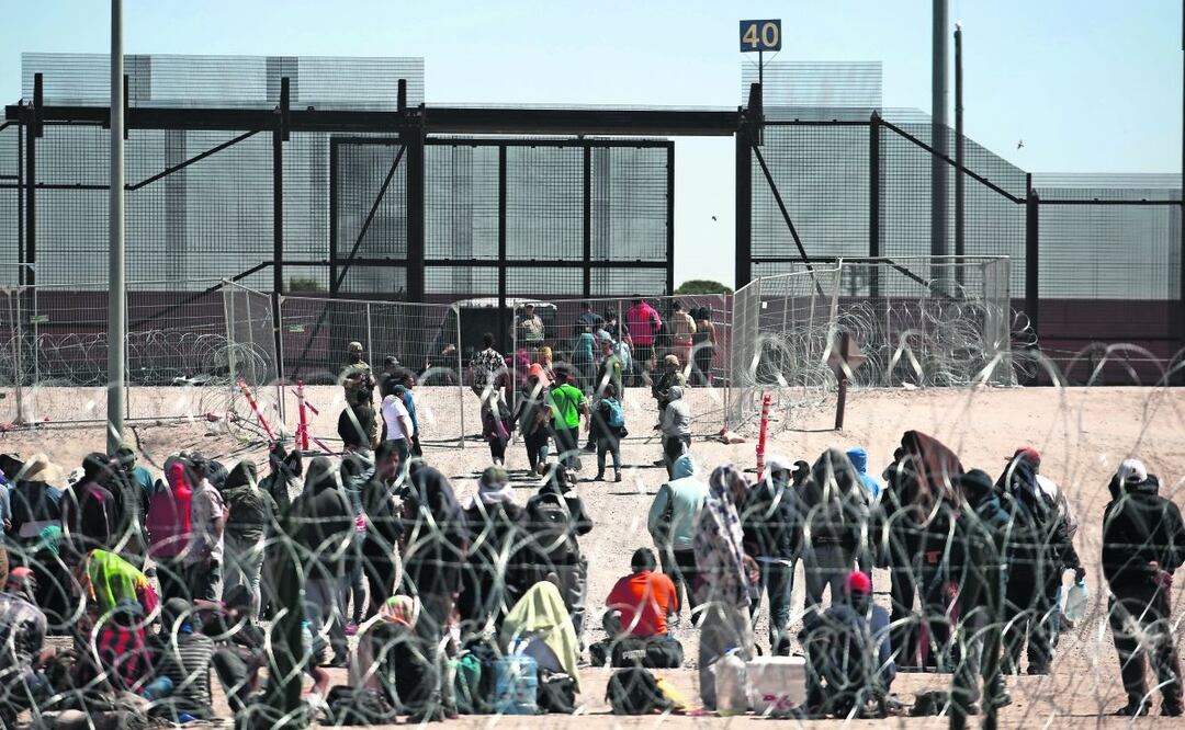 Migrantes esperan en la frontera de Ciudad Juárez, Chihuahua, para entregarse a las autoridades estadounidenses antes de que termine el Título 42, Foto: Christian Torres / EL UNIVERSAL