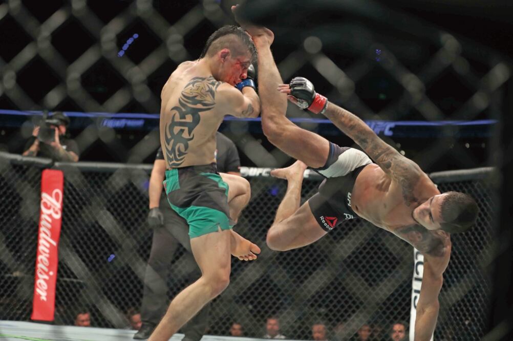 Brandon (izq.) no tuvo las armas para defenderse del ataque de Sergio Pettis, quien se llevó la noche. (VALENTE ROSAS. EL UNIVERSAL)