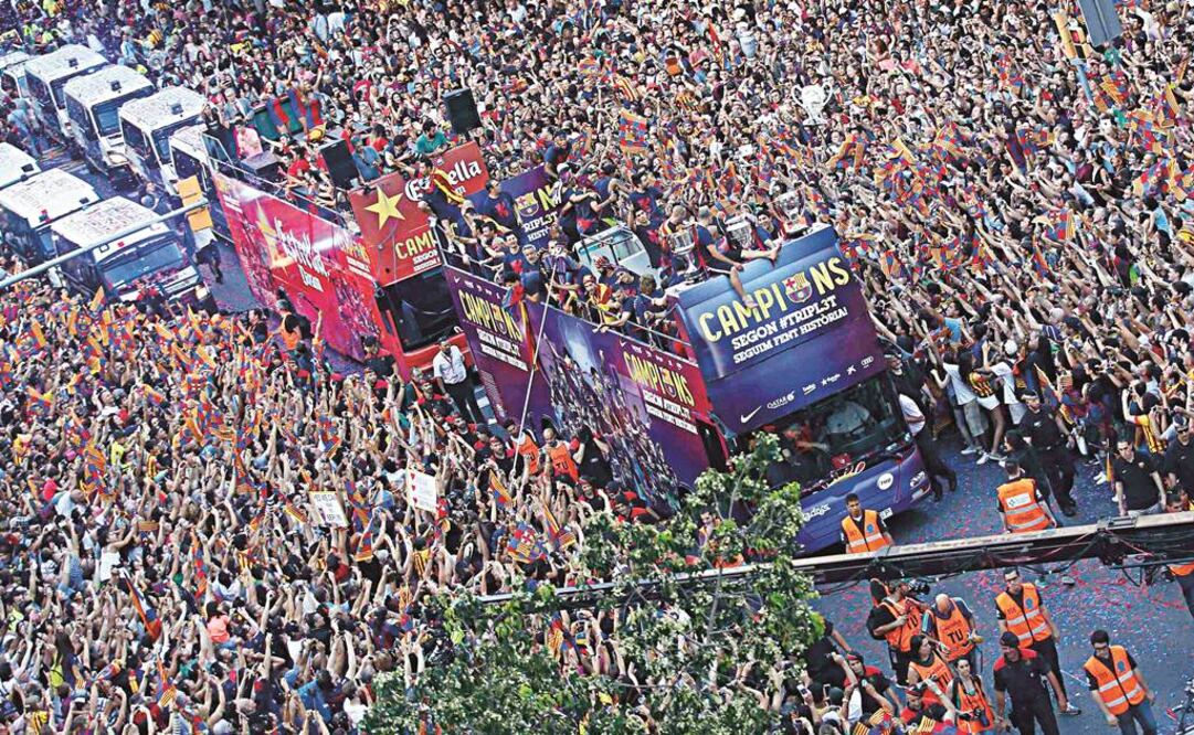 La afición recibió al Barcelona tras ganar la Champions. Reuters