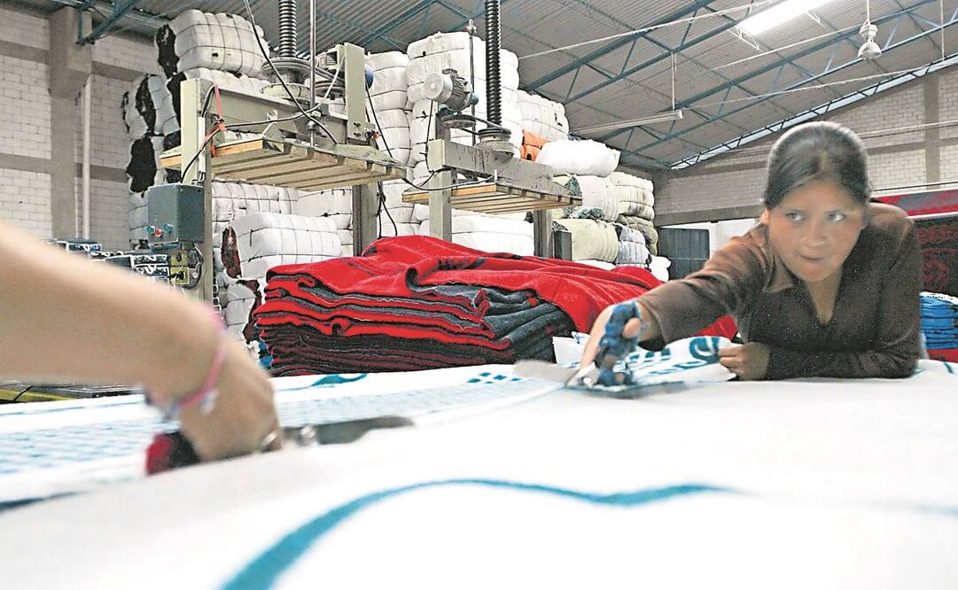 Industriales textileros acusan que el producto de contrabando se dirige a tianguis o mercados informales y se vende bien por su bajo precio.