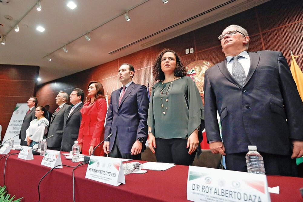 Roberto Gil Zuarth, presidente del Senado (al centro), inauguró el Parlament o Latinoamericano. Lo acompañan Blanca Alcalá y Mariana Gómez, entre otros. (ESPECIAL)