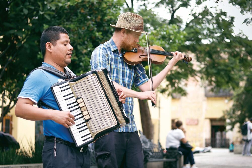 El músico zapoteca Maximiliano Cruz Pérez y el violinista inglés Samuel Patrick se hicieron compañeros y juntos recorren las calles empedradas del Andador Turístico; ya cuentan con un disco grabado (FOTOS: MARIO ARTURO MARTÍNEZ. EL UNIVERSAL)