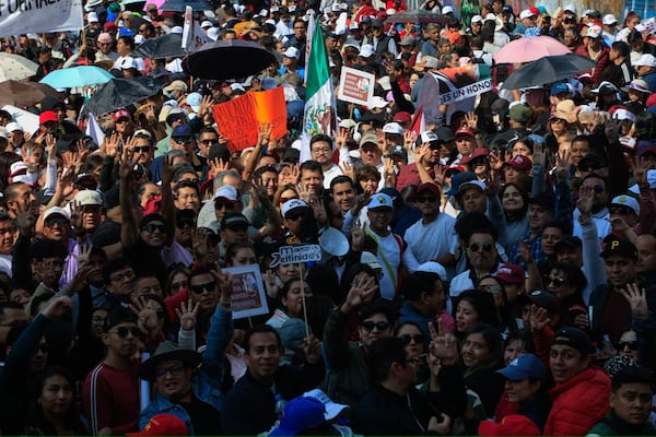 Alrededor de 10 mil vecinos de Naucalpan acuden al Zócalo de CDMX para apoyar a Claudia Sheinbaum