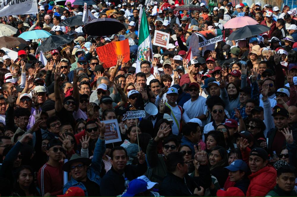 Alrededor de 10 mil vecinos de Naucalpan acuden al Zócalo de CDMX para apoyar a Claudia Sheinbaum. (Foto: especial)