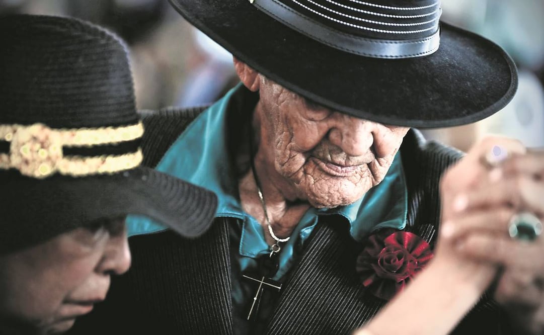 Cada una de las parejas de adultos mayores bailaba lento, acompasados, se presentaban de frente viendo a la orquesta, lucían sus trajes de pachuco y sus zapatillas impecables. Foto: Ernesto Álvarez/EL UNIVERSAL 