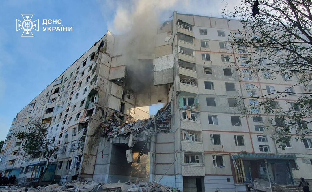 Al menos tres personas murieron y 28 resultaron heridas en un ataque ruso en un barrio residencial de Kharkiv. FOTO: X @ZelenskyyUa