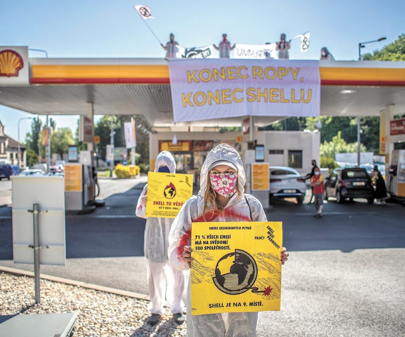 Activistas protestan contra el cambio climático y la destrucción del medioambiente por parte de la petrolera Shell, en Praga. Foto: MARTIN DIVISEK. EFE