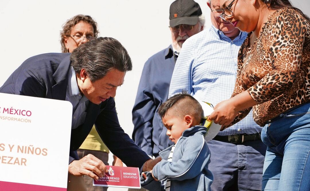 Mario Delgado, titular de la SEP, entregó ayer apoyos del programa Mi Beca para Empezar. Foto: Especial