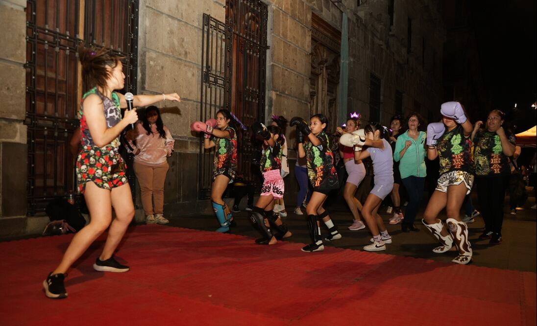 Mujeres toman clase gratuita de defensa personal en el Centro Histórico de la Ciudad de México, el 7 de marzo de 2025. Foto: Carlos Mejía/EL UNIVERSAL