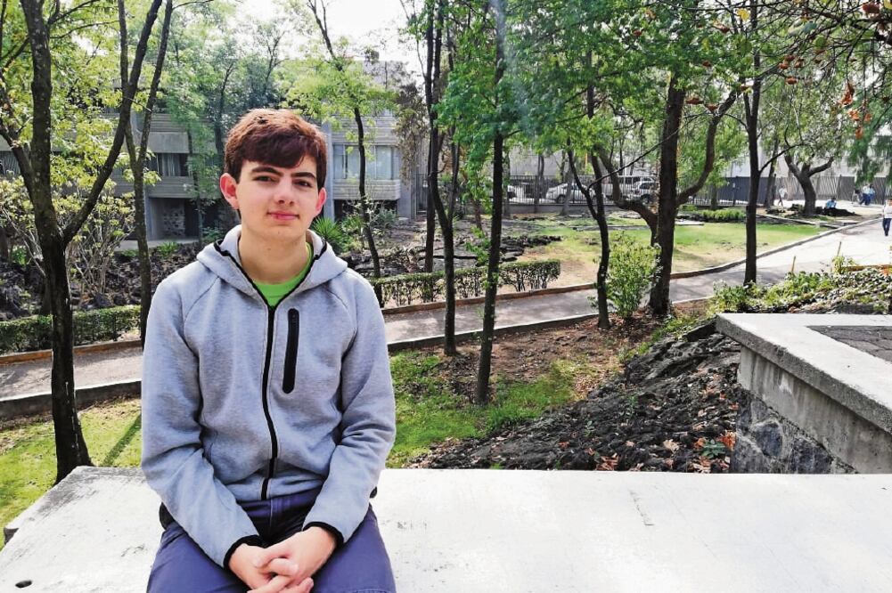 Tomás Cantú Rodríguez, de 17 años, entrena cuatro horas diarias para la Olimpiada Internacional de Matemáticas en la que participará. Foto: CORTESÍA