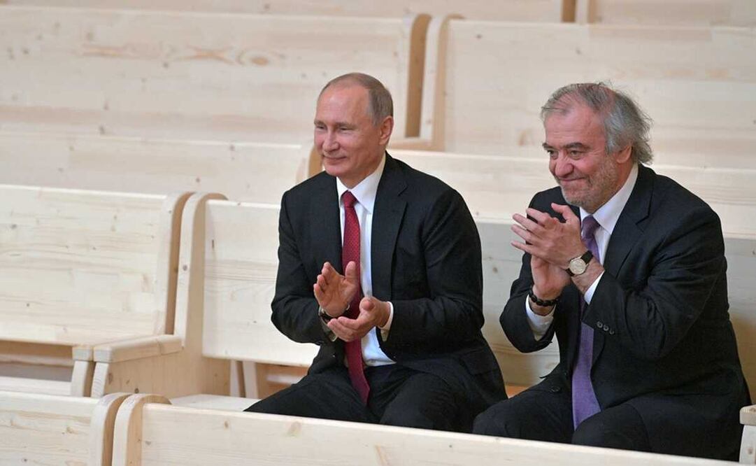 Vladimir Putin y Valery Gergiev, en 2017. Foto: Alexei Druzhinin/Sputnik, Kremlin Pool Photo via AP, archivo