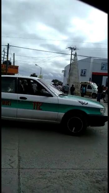 Intentan quitar árbol de Navidad en Chiapas y acaban 3 electrocutados