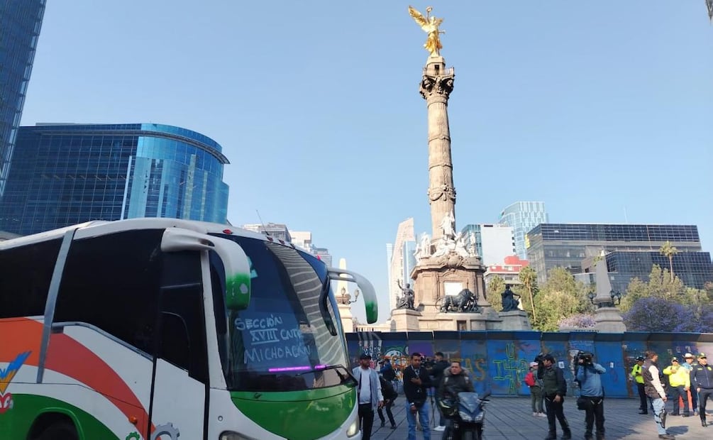 Integrantes de la CNTE comienzan a llegar al Ángel de la Independencia para marchar rumbo al Zócalo capitalino (18/03/2026). Foto: Eduardo Dina / EL UNIVERSAL