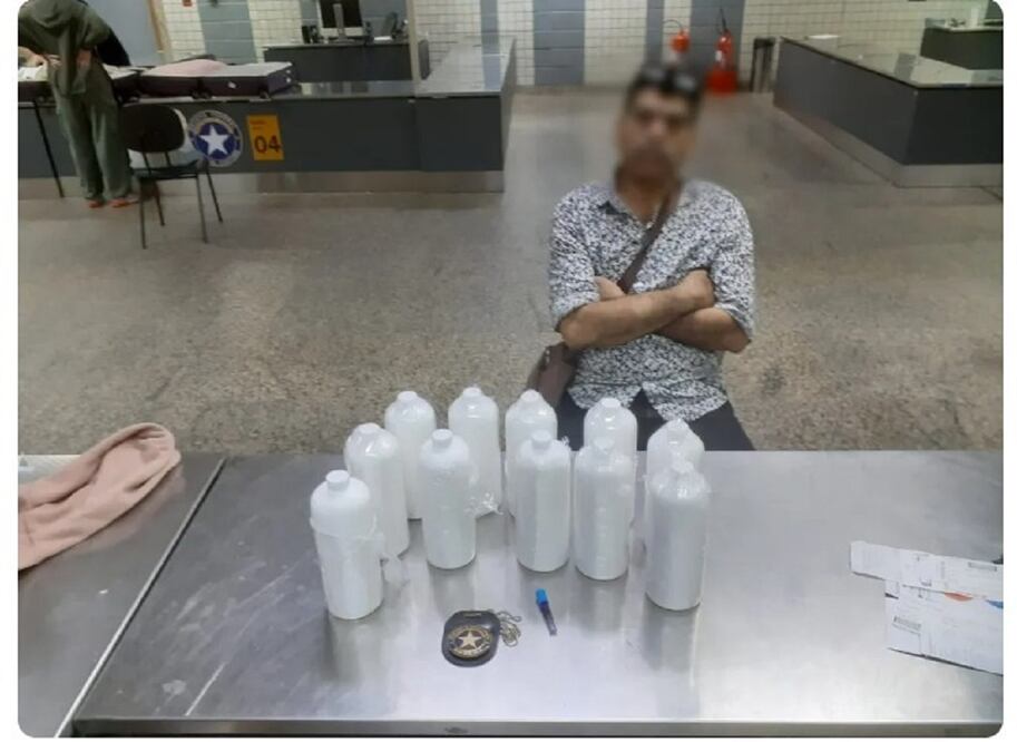 Un mexicano quedó preso este viernes en un aeropuerto brasileño por ingresar con 11 botellas de plástico con casi 12 kilos de metanfetamina líquida ocultas en su equipaje en un vuelo comercial de México a Brasil. (Globo News TV, de Brasil)