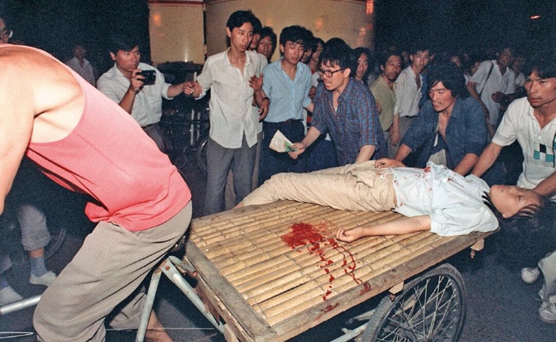 Una joven herida durante los enfrentamientos entre el ejército y estudiantes cerca de la Plaza de Tiananmen, en 1989. (MANNY CENETA. AFP)