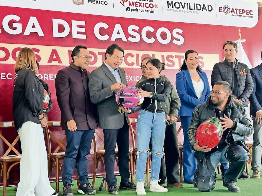 Autoridades han entregado en total mil 600 cascos a motociclistas en el Edomex; ayer fueron mil. Foto Especial