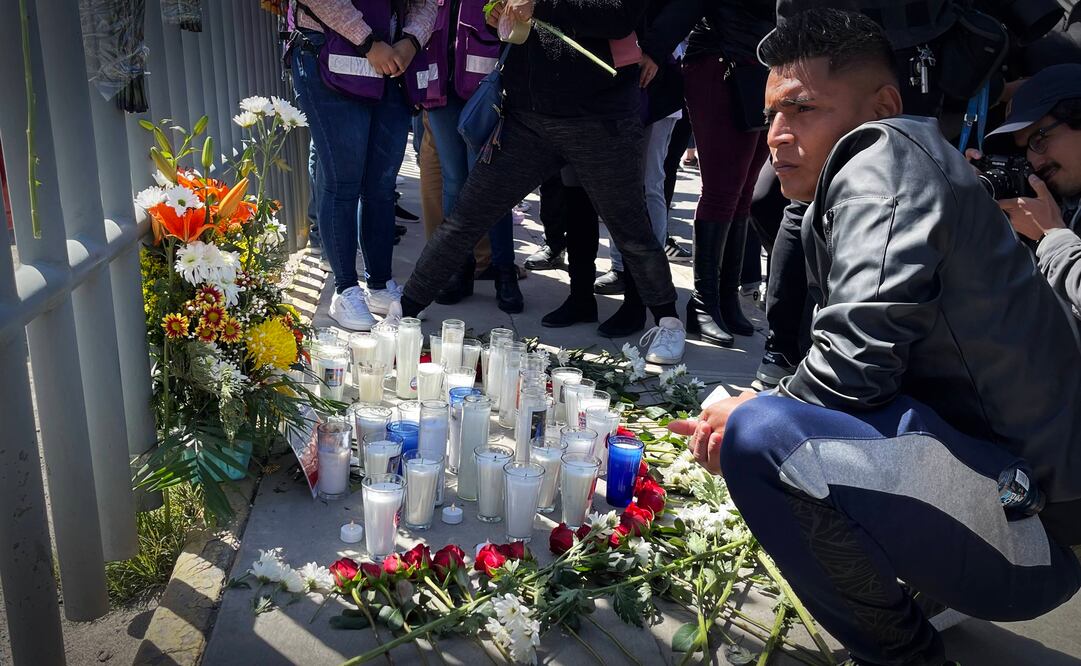Migrantes y organizaciones de la sociedad civil acuden al INM para manifestarse y colocar flores en honor de las 39 personas fallecidas. Foto: Paola Gamboa/EL UNIVERSAL
