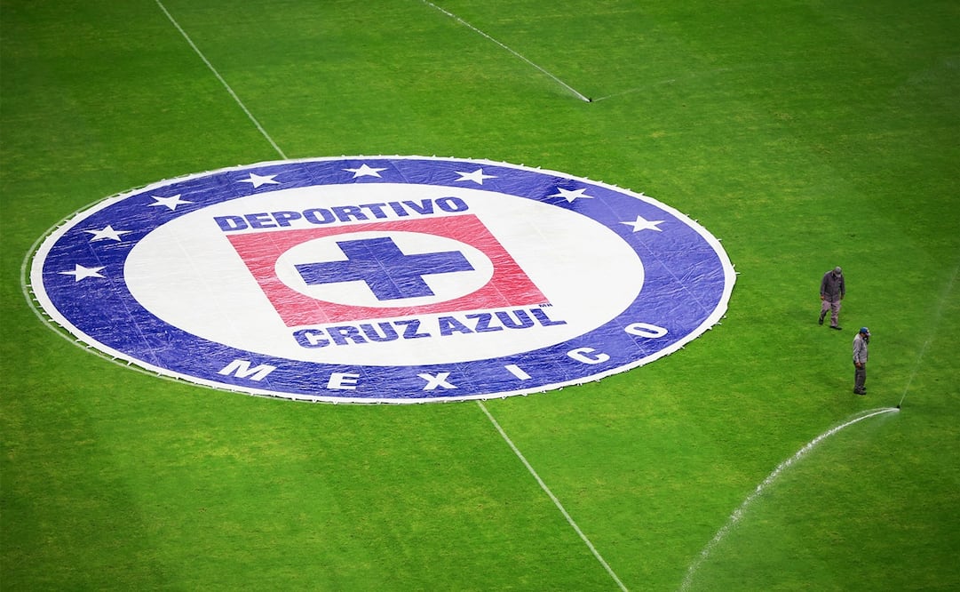 Escudo de Cruz Azul en la cancha del Estadio Azteca - FOTO: Imago7