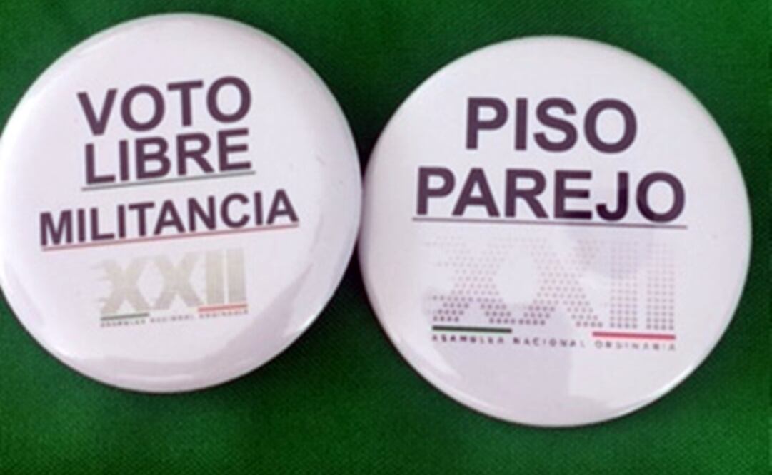 A su llegada, varios de los delegados recibieron, de algunos militantes, botones con la leyenda: "Piso Parejo" y "Votó Libre Militancia" (Foto: Ariadna García / EL UNIVERSAL)