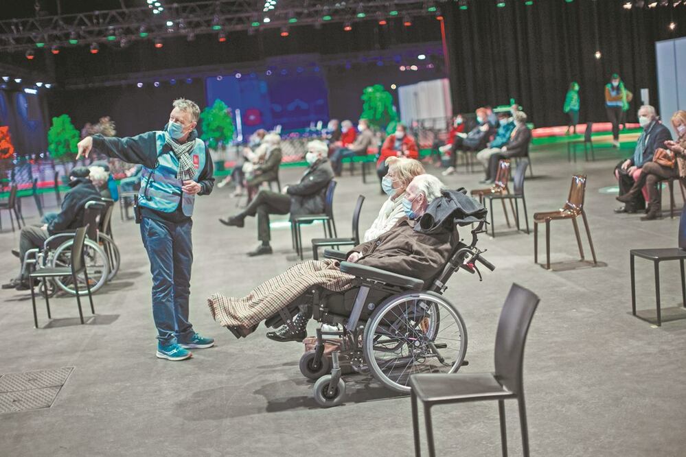 Adultos mayores descansan después de haber sido inmunizados con las dosis de AstraZeneca, en Heverlee, Bélgica. Foto: Francisco Seco/ AP.