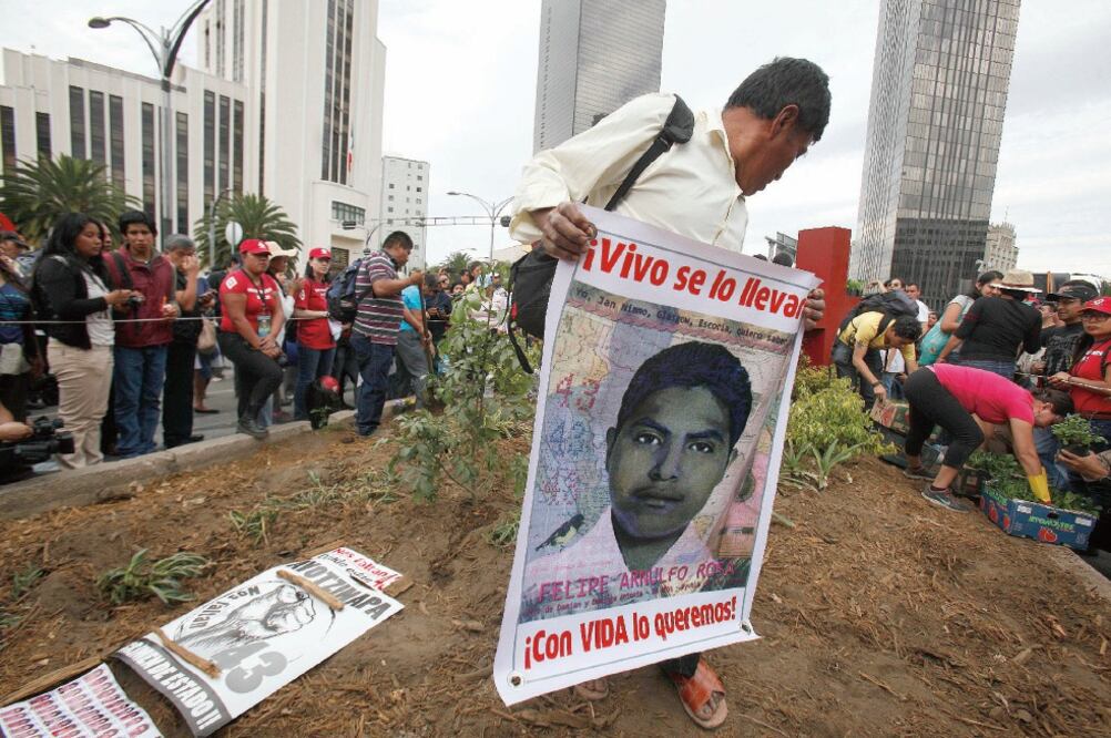 Como parte de los actos simbólicos a 18 meses de la desaparición de los normalistas, los padres sembraron 43 plantas “no me olvides” en el antimonumento (YADÍN XOLALPA. EL UNIVERSAL)