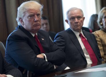 Trump amenaza a republicanos de ultraderecha que bloquearon su reforma